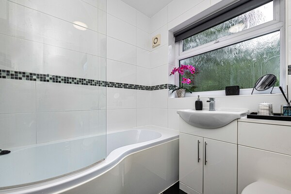 Foto van Bungalow in Dyserth met Hot Tub & Waterval - Vakantiehuis in Dyserth - BathRoom