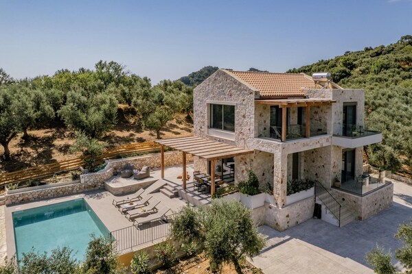 Foto van Villa in Zakynthos met privézwembad - Vakantiehuis in Vasilikos - ExteriorSummer