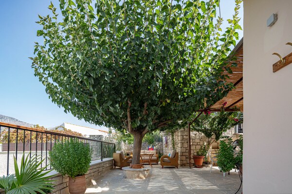 Foto van Villa in Garazo met Zwembad en Uitzicht - Vakantiehuis in Garazo - terrace