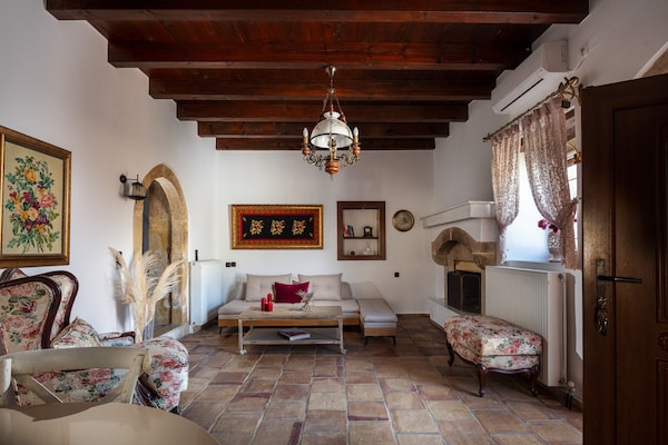 Foto van Villa in Garazo met Zwembad en Uitzicht - Vakantiehuis in Garazo - LivingRoom