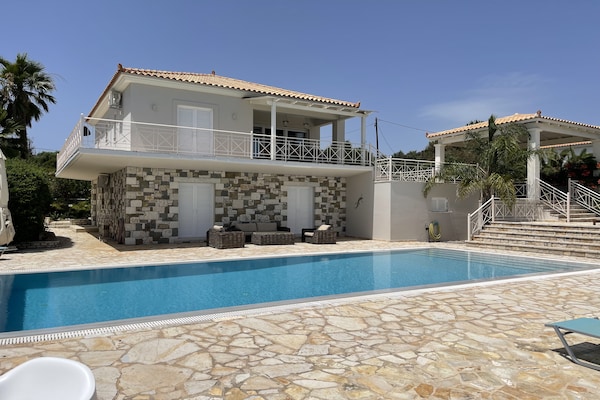 Foto van Luxe villa in Peloponnesos - Vakantiehuis in Kamaria - ExteriorSummer