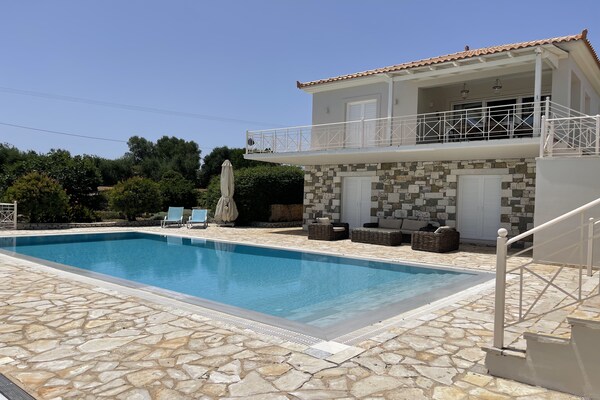 Foto van Luxe villa in Peloponnesos - Vakantiehuis in Kamaria - ExteriorSummer