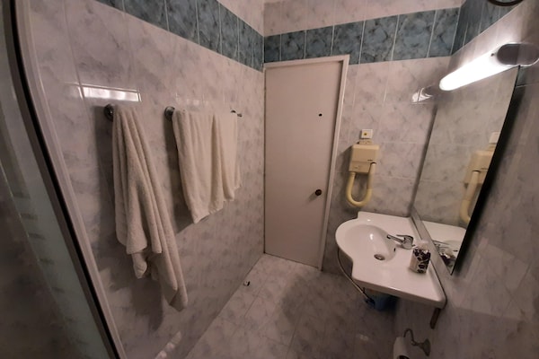 Foto van Geweldig appartement in Mpenitses met terras - Vakantiehuis in Mpenitses - BathRoom