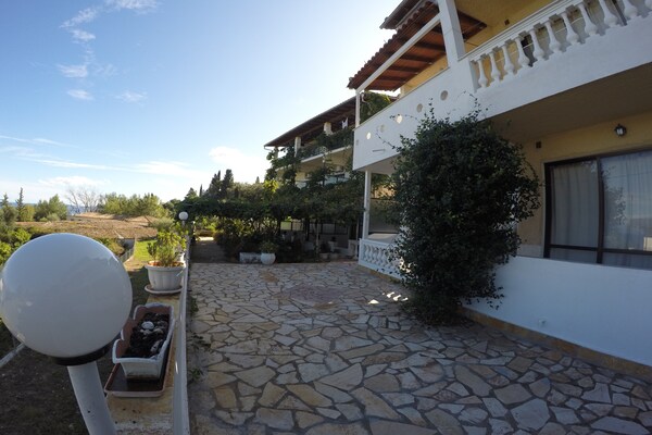 Foto van Geweldig appartement in Mpenitses met terras - Vakantiehuis in Mpenitses - ExteriorSummer