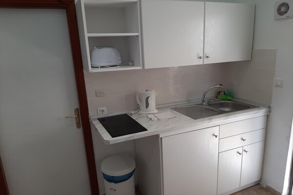 Foto van Appartement in Mpenitses met Zeezicht & Zwembad - Vakantiehuis in Mpenitses - Kitchen