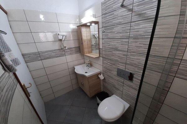 Foto van Appartement in Mpenitses met Zeezicht & Zwembad - Vakantiehuis in Mpenitses - BathRoom