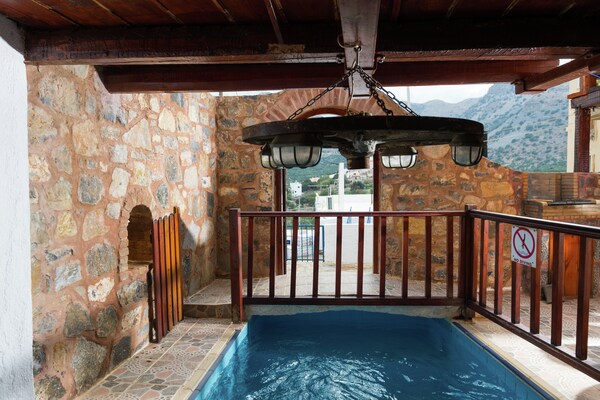 Foto van Stenen Huis in Elounda met Uitzicht - Vakantiehuis in Elounda - PoolOfHouse