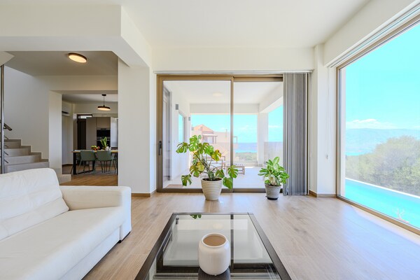 Foto van Villa in Sternes met zwembad en bergzicht - Vakantiehuis in Sternes - LivingRoom