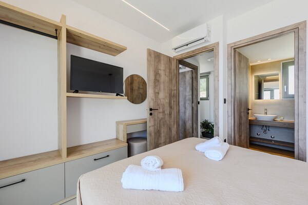 Foto van Villa in Mariou met Zwembad en Uitzicht - Vakantiehuis in Mariou - BedRoom