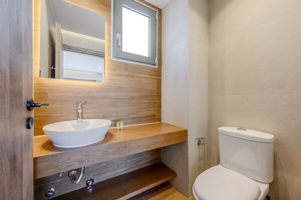 Foto van Villa in Mariou met Zwembad en Uitzicht - Vakantiehuis in Mariou - BathRoom