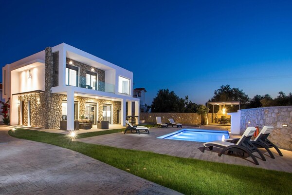 Foto van Luxe villa met privézwembad. - Vakantiehuis in Kalythies - ExteriorSummer