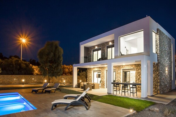 Foto van Luxe villa met privézwembad. - Vakantiehuis in Kalythies - ExteriorSummer