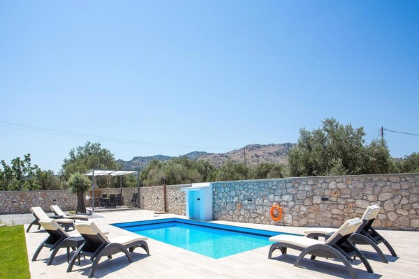 Foto van Luxe villa met privézwembad. - Vakantiehuis in Kalythies - PoolOfHouse