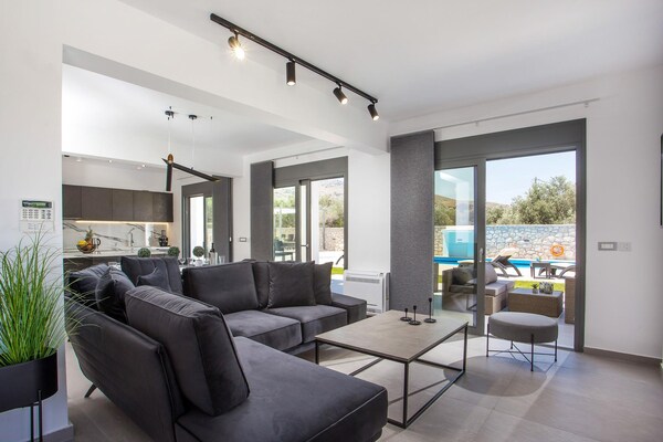 Foto van Luxe villa met privézwembad. - Vakantiehuis in Kalythies - LivingRoom