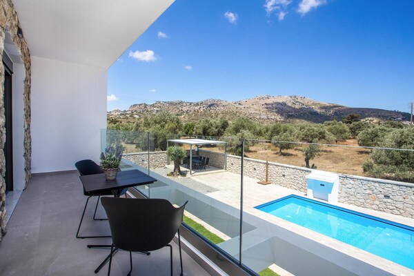 Foto van Luxe villa met privézwembad. - Vakantiehuis in Kalythies - TerraceBalcony