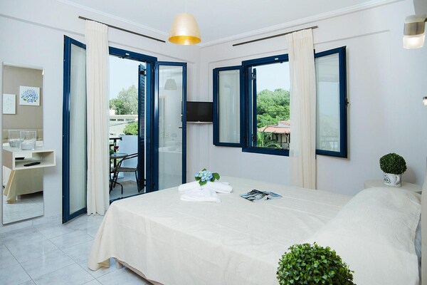 Foto van Panormo Seaside Stay met open haard - Vakantiehuis in Panormo - BedRoom