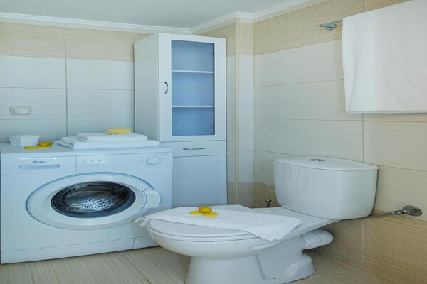 Foto van Panormo Seaside Stay met open haard - Vakantiehuis in Panormo - BathRoom