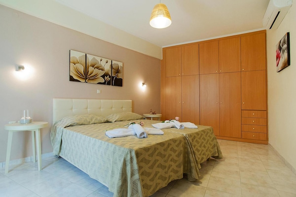 Foto van Panormo Seaside Stay met open haard - Vakantiehuis in Panormo - BedRoom