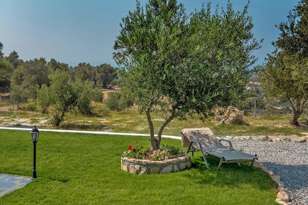 Foto van Kyrianna Villa met zwembad en uitzicht op zee - Vakantiehuis in Kyrianna - GardenSummer