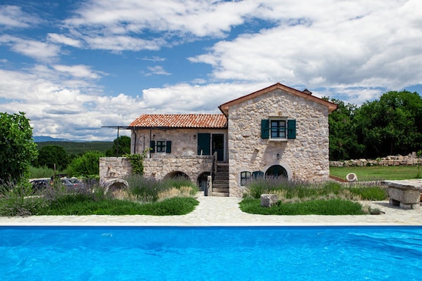 Foto van Villa op Krk met zwembad en buitenkeuken - Vakantiehuis in Krk - Malinska - ExteriorSummer