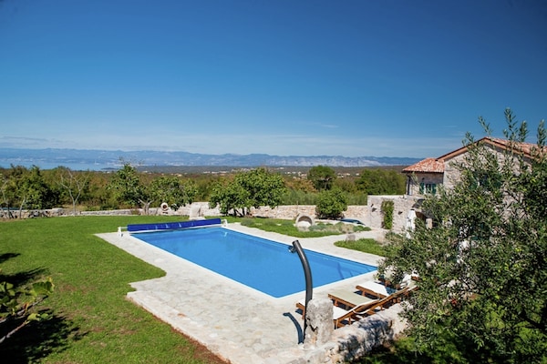 Foto van Villa op Krk met zwembad en buitenkeuken - Vakantiehuis in Krk - Malinska - PoolOfHouse