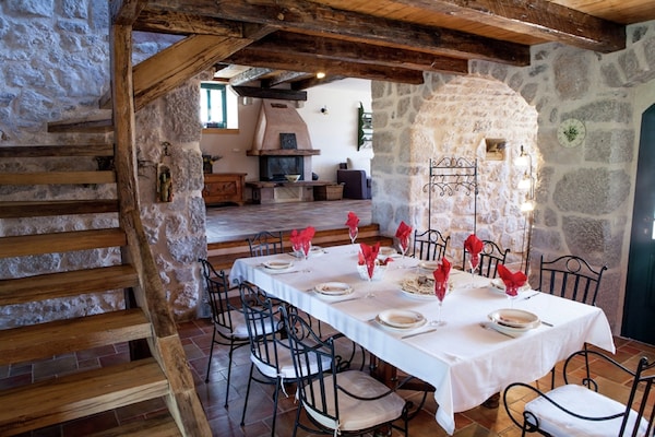 Foto van Villa op Krk met zwembad en buitenkeuken - Vakantiehuis in Krk - Malinska - DiningRoom