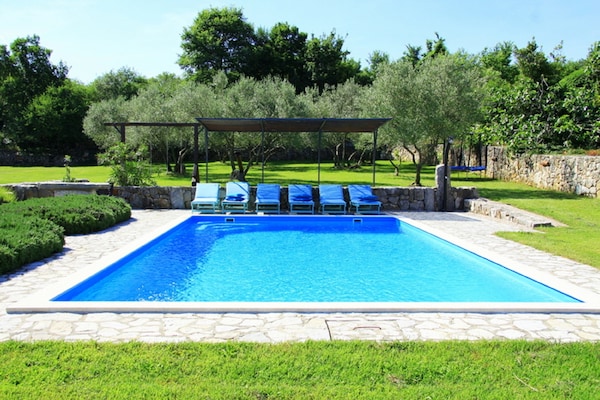 Foto van Villa op Krk met zwembad en buitenkeuken - Vakantiehuis in Krk - Malinska - PoolOfHouse