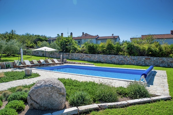 Foto van Villa op Krk met zwembad en buitenkeuken - Vakantiehuis in Krk - Malinska - GardenSummer