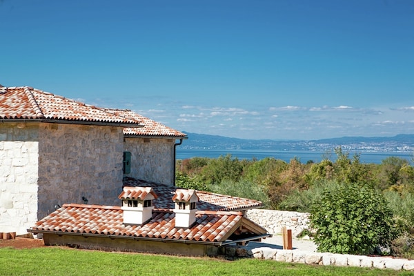 Foto van Villa op Krk met zwembad en buitenkeuken - Vakantiehuis in Krk - Malinska - ViewSummer