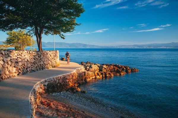Foto van Villa op Krk met zwembad en buitenkeuken - Vakantiehuis in Krk - Malinska - AreaSummer5KM