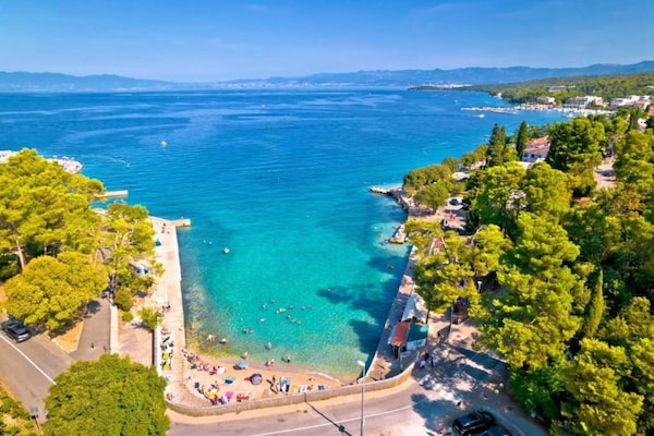 Foto van Villa op Krk met zwembad en buitenkeuken - Vakantiehuis in Krk - Malinska - AreaSummer5KM