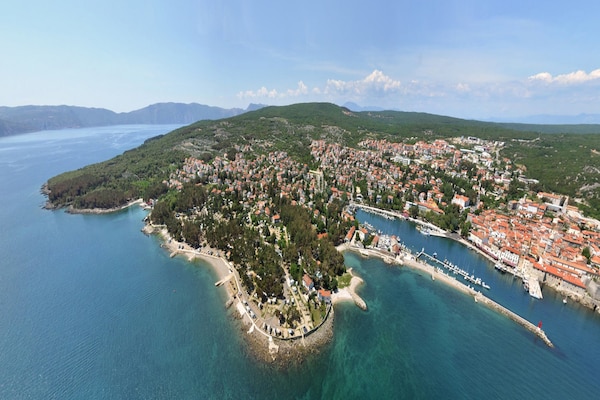 Foto van Villa op Krk met zwembad en buitenkeuken - Vakantiehuis in Krk - Malinska - AreaSummer5KM