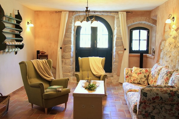 Foto van Villa op Krk met zwembad en buitenkeuken - Vakantiehuis in Krk - Malinska - LivingRoom