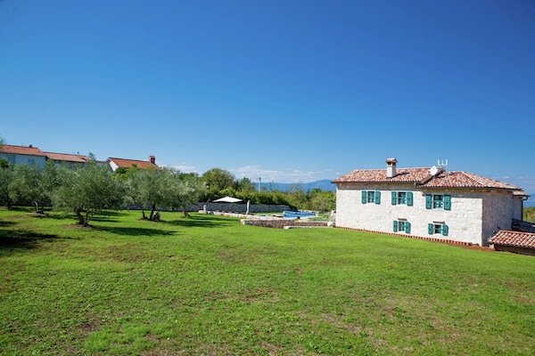 Foto van Villa op Krk met zwembad en buitenkeuken - Vakantiehuis in Krk - Malinska - GardenSummer