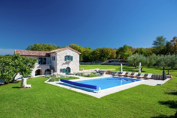Foto van Villa op Krk met zwembad en buitenkeuken - Vakantiehuis in Krk - Malinska - ExteriorSummer