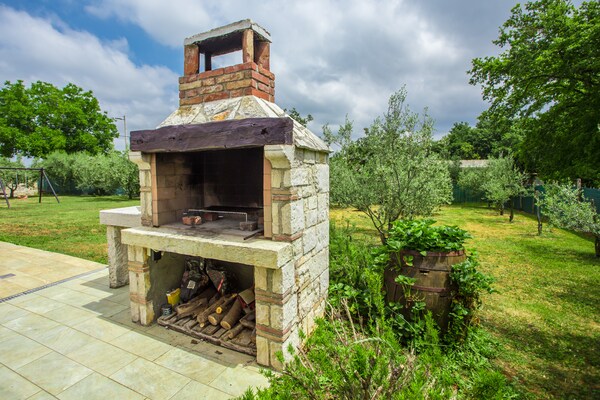 Foto van Villa in Medvidici met zwembad bij Porec - Vakantiehuis in Sveti Lovreč - GardenSummer