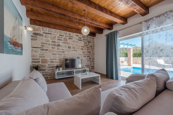 Foto van Villa met privézwembad in Sukošan - Vakantiehuis in Sukosan - LivingRoom