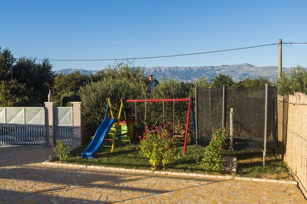 Foto van Vakantiehuis bij Zadar met privézwembad - Vakantiehuis in Islam Latinski - GardenSummer