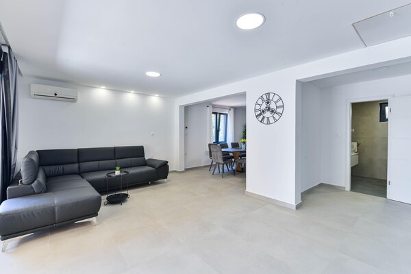 Foto van Vakantiehuis Bibinje bij de Zee - Vakantiehuis in Bibinje - LivingRoom