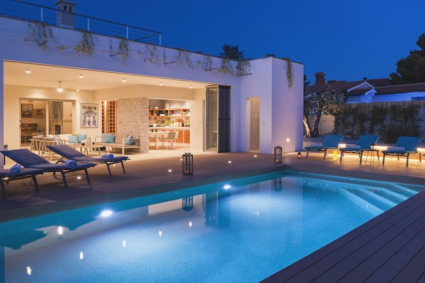 Foto van Villa in Stinjan met Zwembad en Zeezicht - Vakantiehuis in Stinjan - PoolOfHouse