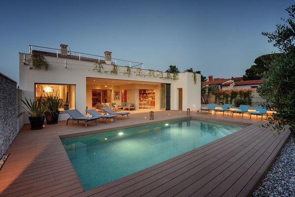 Foto van Villa in Stinjan met Zwembad en Zeezicht - Vakantiehuis in Stinjan - ExteriorSummer