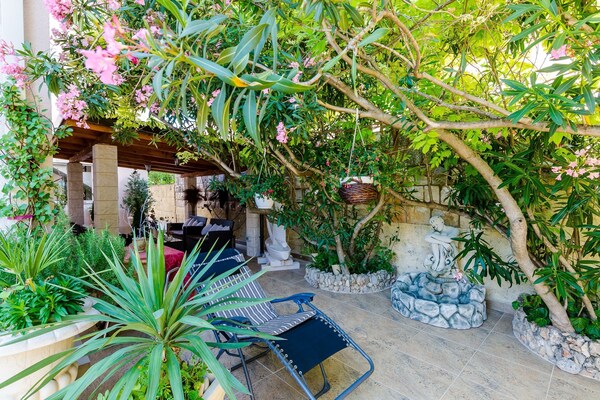 Foto van Apartments Aura - Comfort Studio Apartment 2 with shared swimming pool - Outdoor