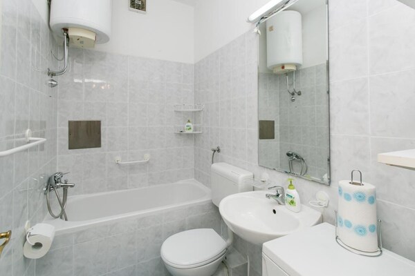 Foto van Apartment Vukoja - One-Bedroom Apartment with Balcony - BathRoom