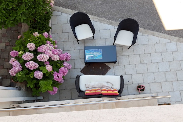 Foto van Apartments Pojko - One-Bedroom Apartment with Terrace (Yellow) - terrace