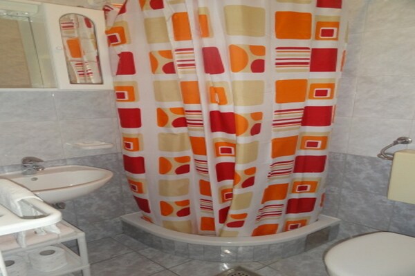 Foto van Apartments Villa Dingač- Borak - Comfort One Bedroom Apartment with Balcony and Sea View No. 4 - BathRoom