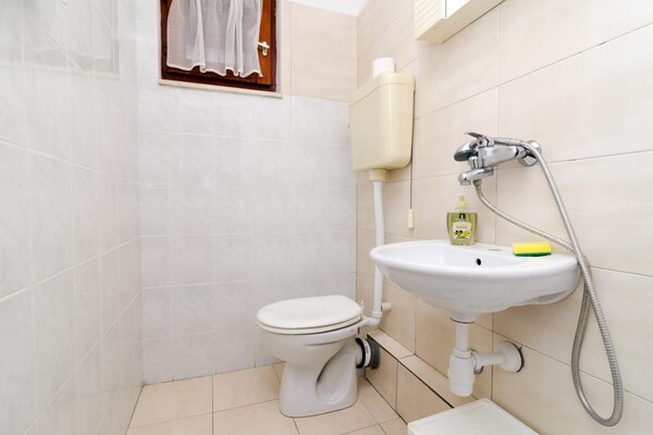 Foto van Apartment Dalmatin Žuljana - Two-Bedroom Apartment 2 - BathRoom