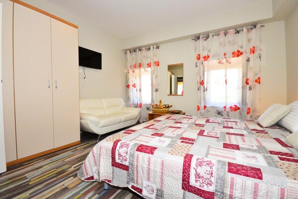 Foto van Holiday Home Belmondo- Three Bedroom Home with Terrace and Private Pool (A6) - BedRoom