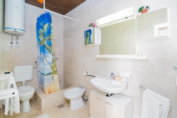 Foto van Apartments Veve - Superior Studio Apartment with Terrace Sea View(Vesna) (ST) - BathRoom