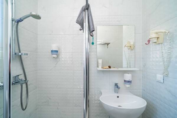Foto van Apartments Villa Lukas - ''No.10'' Gallery Studio Apartment with Balcony and Sea View - BathRoom