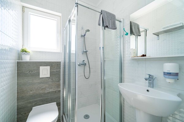 Foto van Apartments Villa Lukas - ''No.11'' Gallery Studio Apartment with Balcony and Sea View - BathRoom